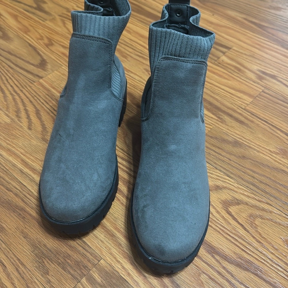 Women’s ankle boots size 8